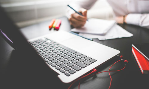 ksiegowy-liczacy-przed-komputerem